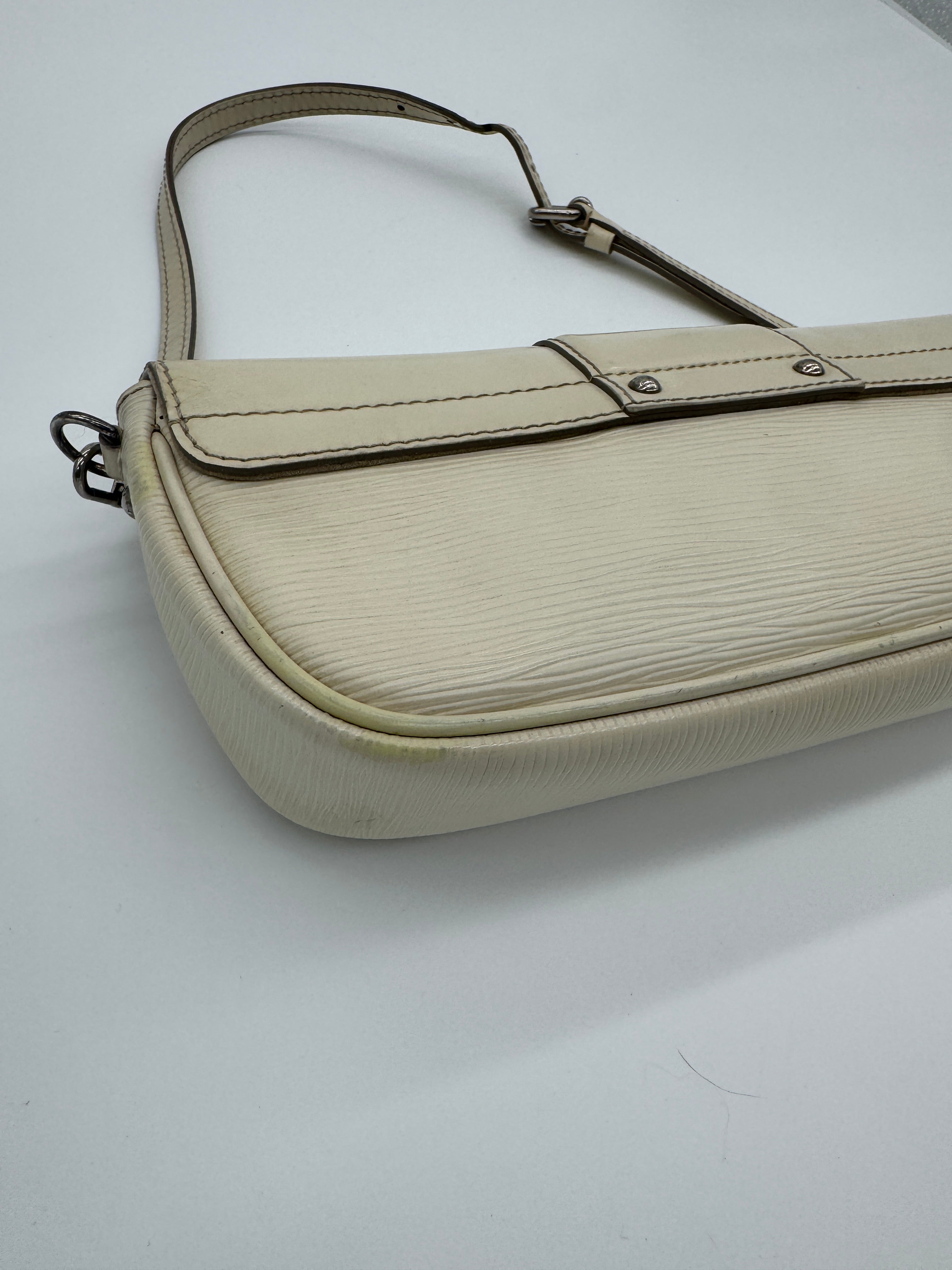 Louis Vuitton Montaigne Pochette Epi leather