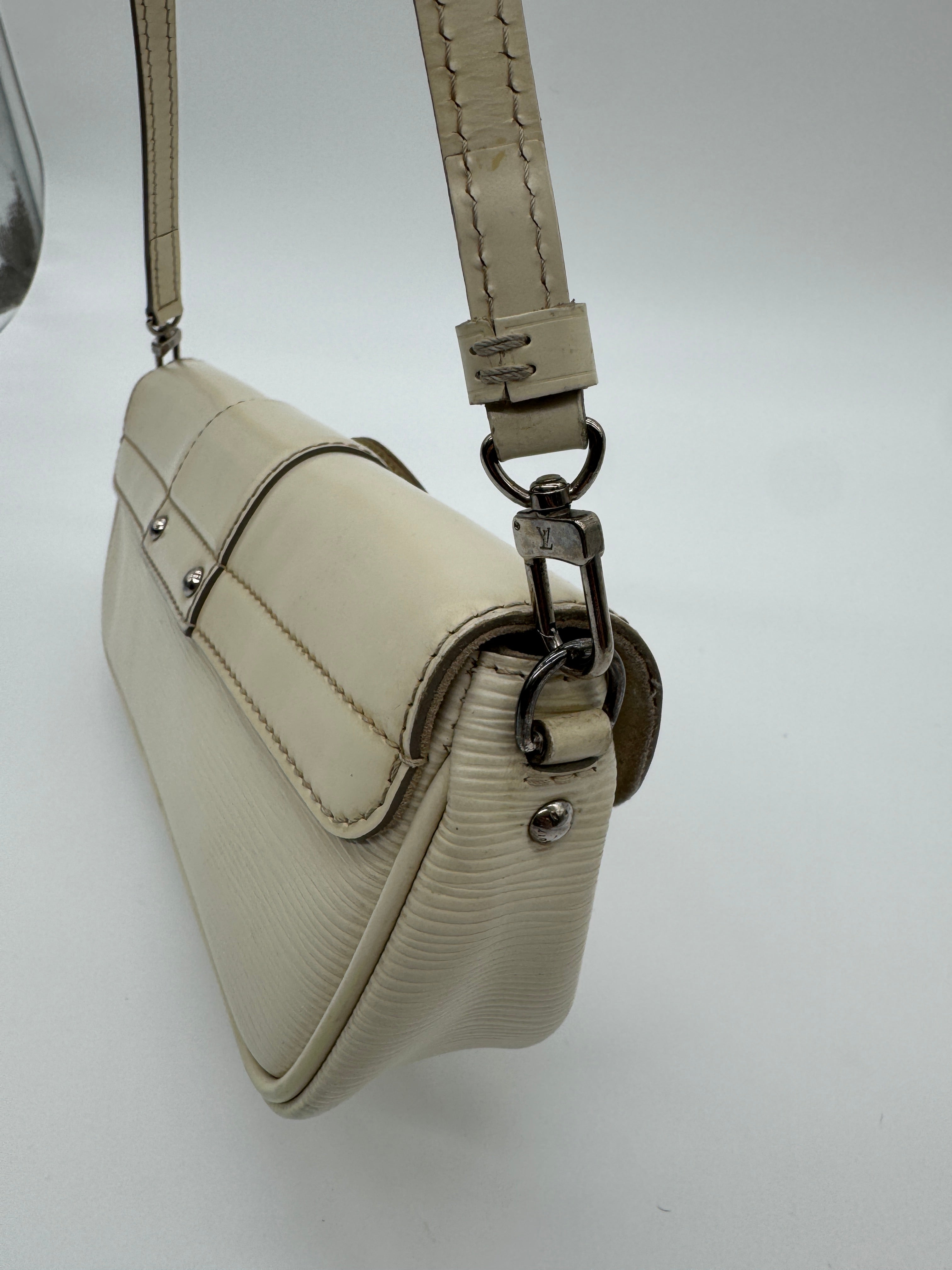 Louis Vuitton Montaigne Pochette Epi leather