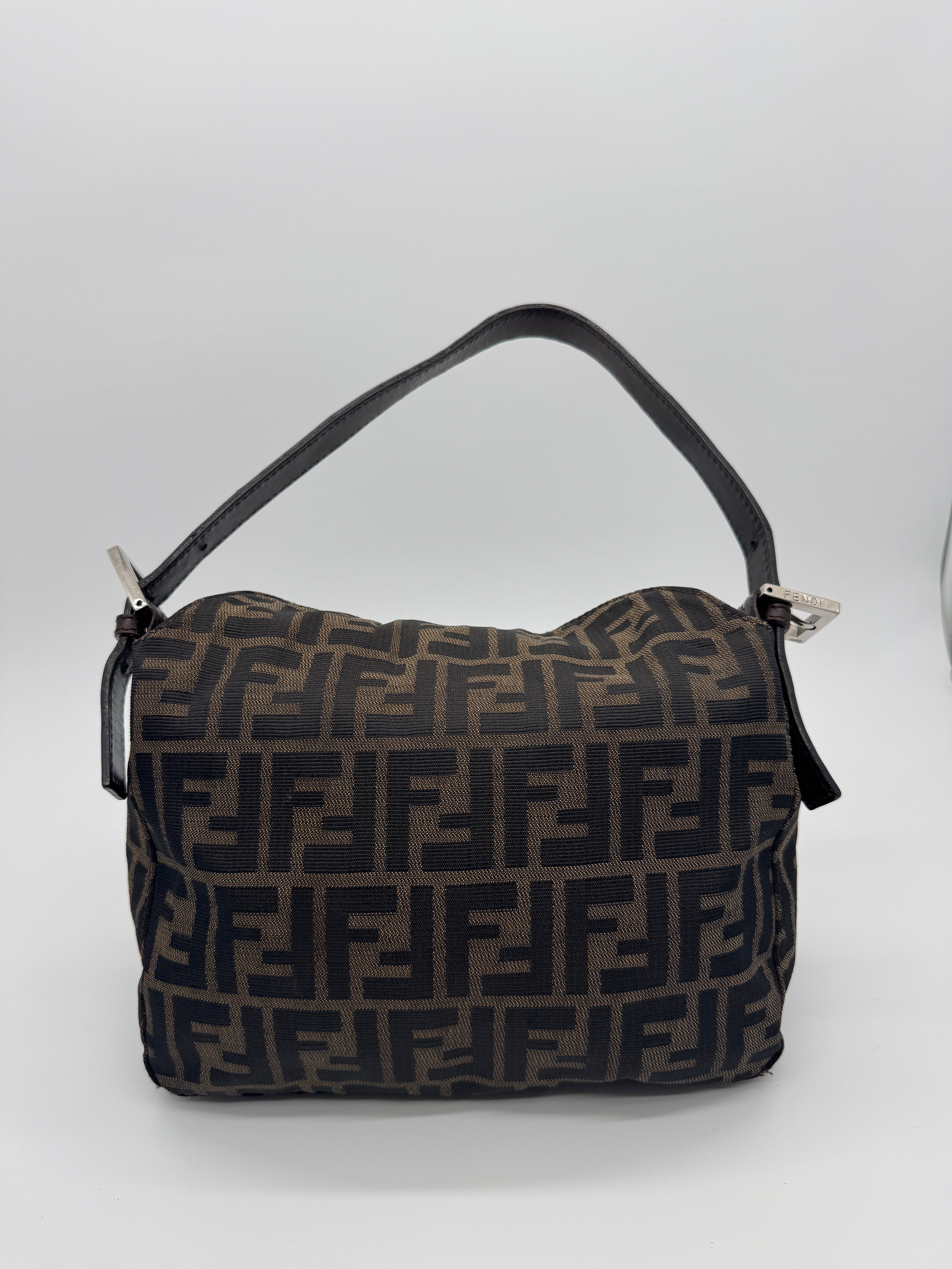 FENDI バッグ　ZOCCA ナチュラル×ダークブラウン Fendi Zucca Double Flap Baguette in Brown – Vintari Vault